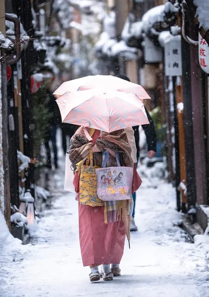 Snow-Covered Kyoto Alley, Pink Umbrellas – Maiko Winter Photography Print - ヨシダトクジ