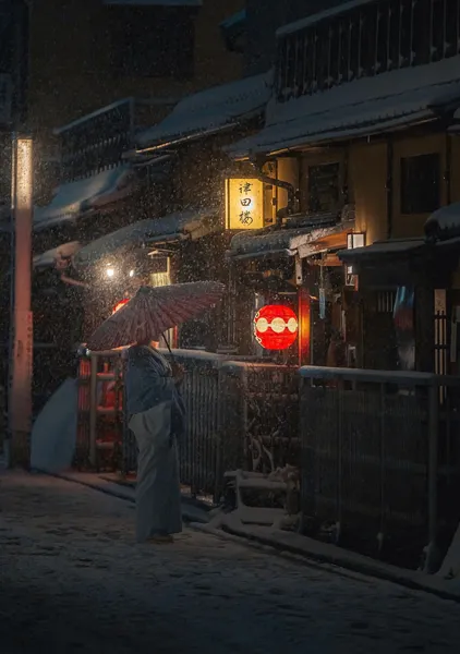 Snowy Gion Street, Red Lantern – Maiko with Umbrella Photography Print - ヨシダトクジ