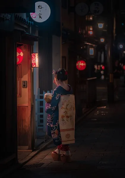 Gion Street Doorway at Night, Kyoto – Maiko Photography Print - ヨシダトクジ