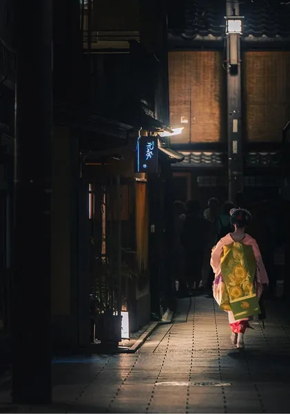 Lantern-Lit Gion Street, Golden Kimono – Maiko Photography Print - ヨシダトクジ