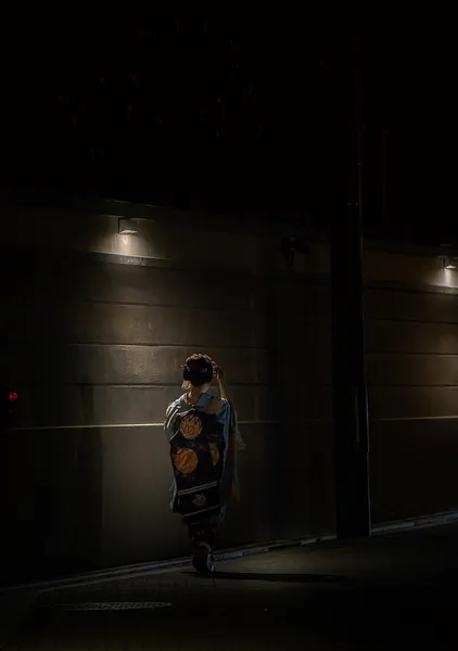 Kyoto Backstreet Wall Lights at Night – Maiko Street Photography Print - ヨシダトクジ