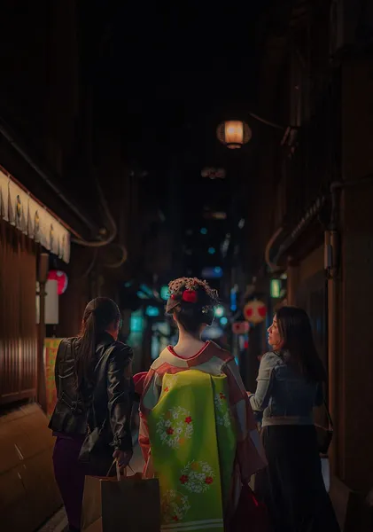 Gion Alley at Night, Kyoto – Maiko Friends Photography Print - ヨシダトクジ