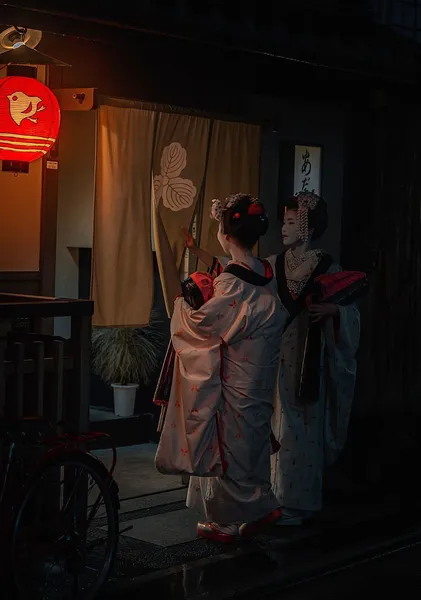 Gion Teahouse Doorway, Red Lantern – Two Maiko Photography Print - ヨシダトクジ