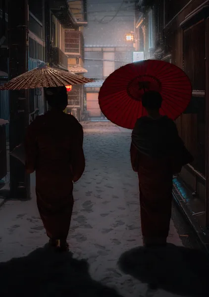 Snowy Gion Alley at Dusk – Maiko Silhouette Photography Print - ヨシダトクジ