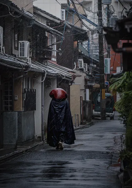 Kyoto Rainy Backstreet, Traditional Rain Cape – Maiko Photography Print - ヨシダトクジ