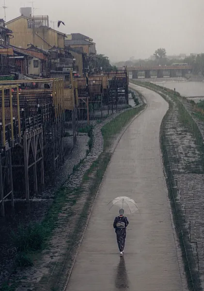 Kamo River Rainy Walk, Kyoto – Maiko Riverside Photography Print - ヨシダトクジ