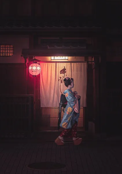 Red Lantern at a Gion Teahouse, Kyoto – Maiko Photography Print - ヨシダトクジ