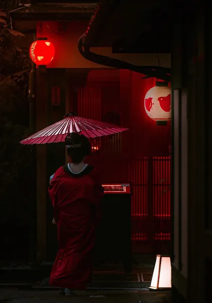 Crimson-Lit Gion Doorway, Twin Lanterns – Maiko Photography Print - ヨシダトクジ