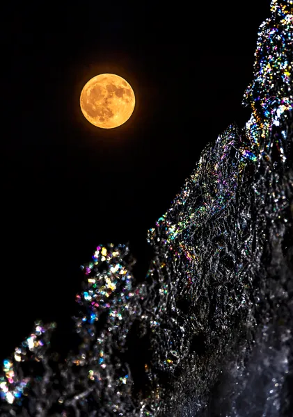 Moon and thin ice  月と薄氷 - Takashy 山本　隆